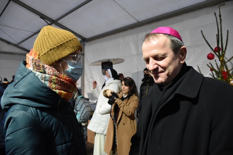 Abp Wojda na Wigilii dla potrzebujących u oo. dominikanów