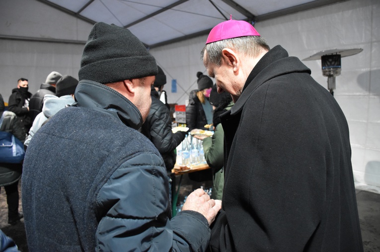 Abp Wojda na Wigilii dla potrzebujących u oo. dominikanów