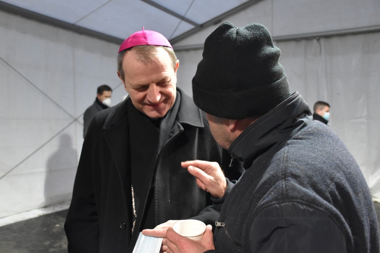 Abp Wojda na Wigilii dla potrzebujących u oo. dominikanów