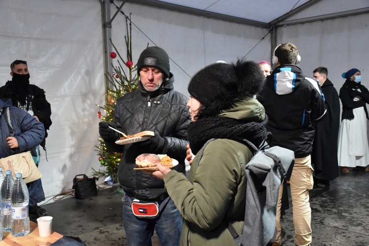 Abp Wojda na Wigilii dla potrzebujących u oo. dominikanów