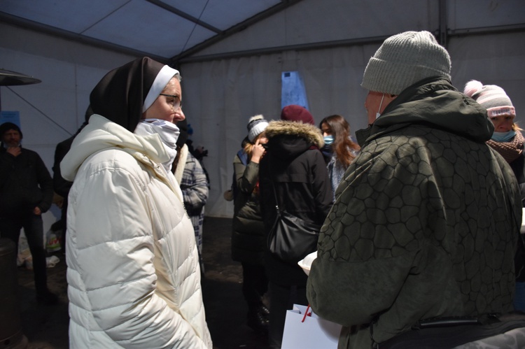 Abp Wojda na Wigilii dla potrzebujących u oo. dominikanów