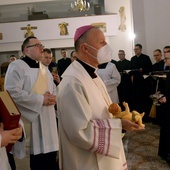 Figurę Dzieciątka Jezus do żłóbka w kleryckiej kaplicy przyniósł bp Marek Solarczyk.