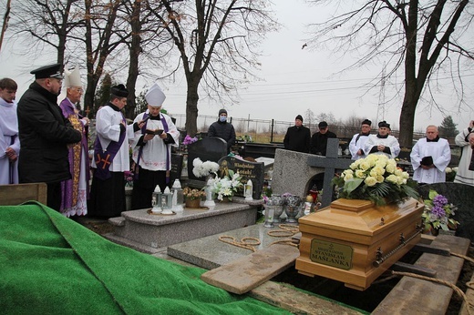 Uroczystości pogrzebowe śp. ks. kan. Stanisława Maślanki w Bielsku-Białej Lipniku