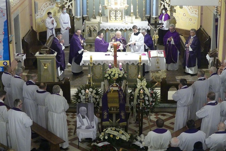 Uroczystości pogrzebowe śp. ks. kan. Stanisława Maślanki w Bielsku-Białej Lipniku