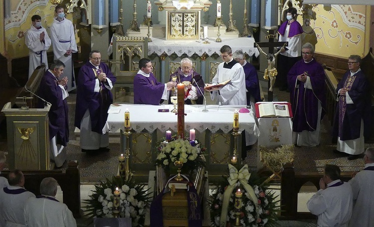 Uroczystości pogrzebowe śp. ks. kan. Stanisława Maślanki w Bielsku-Białej Lipniku