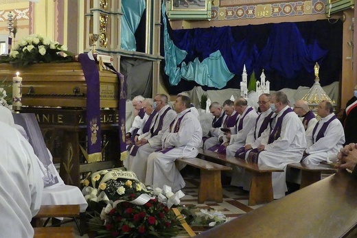 Uroczystości pogrzebowe śp. ks. kan. Stanisława Maślanki w Bielsku-Białej Lipniku