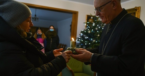 Betlejemskie Światło Pokoju dotarło do domu biskupa