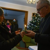 Betlejemskie Światło Pokoju dotarło do domu biskupa