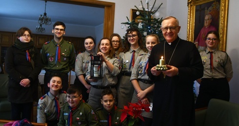 Betlejemskie Światło Pokoju u biskupa