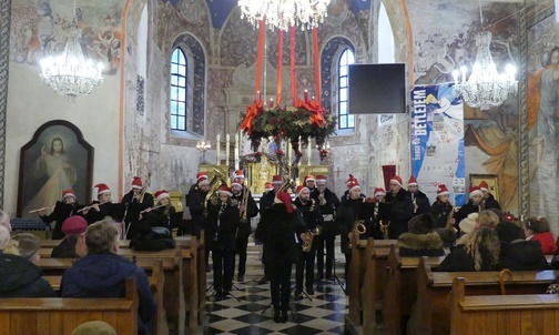 Orkiestra Dęta Gminy Bestwina z siedzibą w Kaniowie także dołączyła do wspierających leczenie Emilki Radzik.