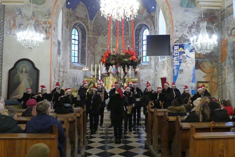 Orkiestra Dęta Gminy Bestwina z siedzibą w Kaniowie także dołączyła do wspierających leczenie Emilki Radzik.