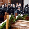 Zgromadzone na pogrzebie siostry elżbietanki zajęły pierwsze ławki w świątyni. 