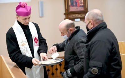 Bp Adam Bałabuch podzielił się z ubogimi opłatkiem.