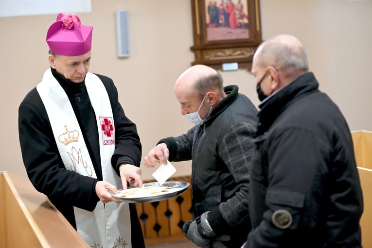 Bp Adam Bałabuch podzielił się z ubogimi opłatkiem.