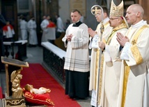 Figurkę Dzieciątka Jezus złożono przed ołtarzem, na którym sprawowano Eucharystię.