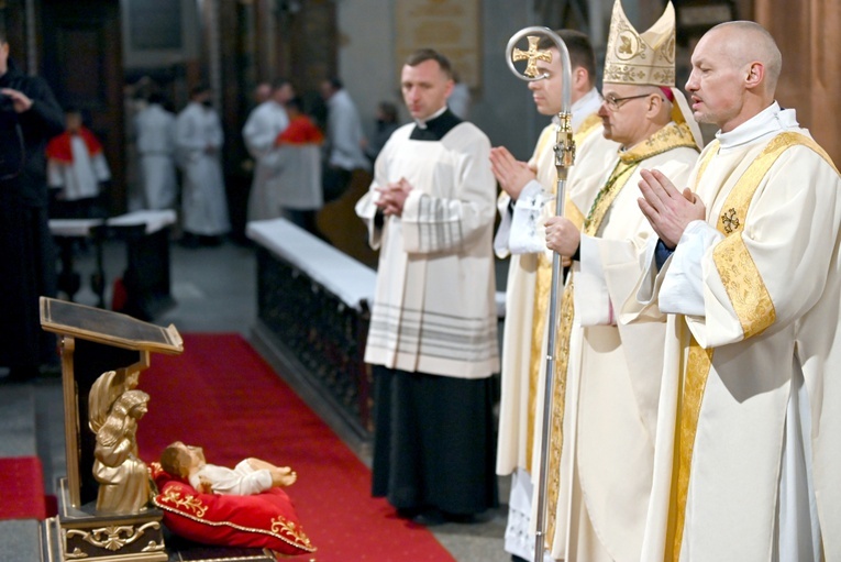 Figurkę Dzieciątka Jezus złożono przed ołtarzem, na którym sprawowano Eucharystię.