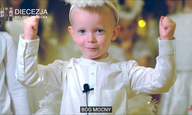 Przedszkolaki z Andrychowa składają życznia z okazji świąt Bożego Narodzenia razem z bp. Romanem Pindlem.