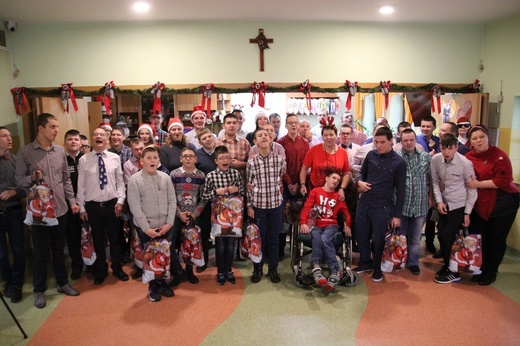 Prezenty Caritas dla chłopaków z DPS w Strumieniu