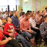 Prezenty Caritas dla chłopaków z DPS w Strumieniu