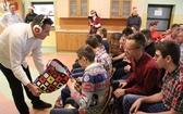 Prezenty Caritas dla chłopaków z DPS w Strumieniu