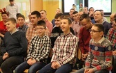 Prezenty Caritas dla chłopaków z DPS w Strumieniu