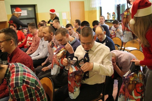 Prezenty Caritas dla chłopaków z DPS w Strumieniu