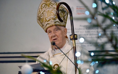 Bp Ignacy w czasie głoszenia homilii na Boże Narodzenie.