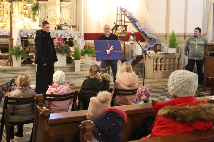 Świąteczna pomoc młodzieży ze szkół KTK dla dzieci, bezdomnych i Nadziei