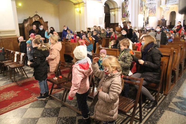 Świąteczna pomoc młodzieży ze szkół KTK dla dzieci, bezdomnych i Nadziei