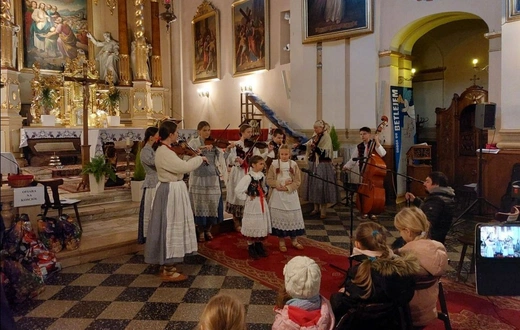 Świąteczna pomoc młodzieży ze szkół KTK dla dzieci, bezdomnych i Nadziei