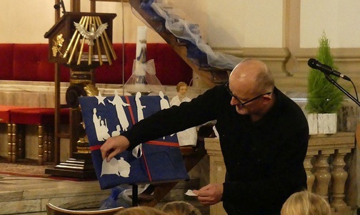 W Białej Tomasz Marcalik zaprosił dzieci na katechezę o Bożym Narodzeniu.