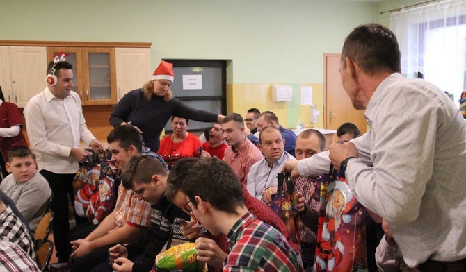 Chłopcy z DPS w Strumieniu zostali obdarowani paczkami Caritas.