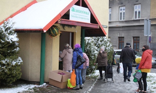 Na wszystkich chętnych czekały paczki żywnościowe i kosmetyki.