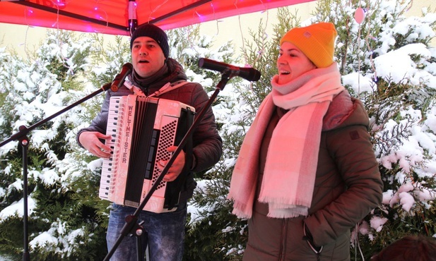 Agnieszka Olchowy i Sebastian Frączek kolędowali dla osób, które skorzystały z zaproszenia Caritas i przyszły po świąteczne paczki.