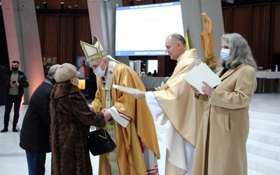 Kard. Nycz: Małżeństwo jest znakiem miłości Boga do człowieka