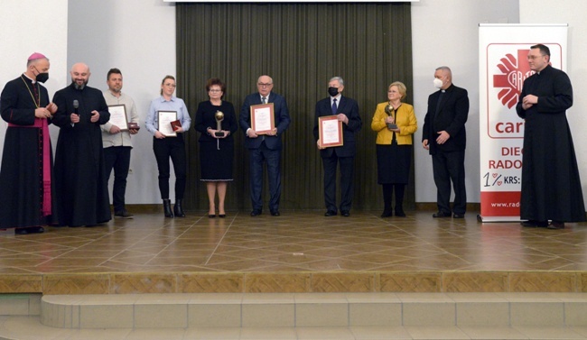 2021.12.16 - Radomska Caritas przyznała swe doroczne nagrody Złote Kule i medale Servire in caritate.