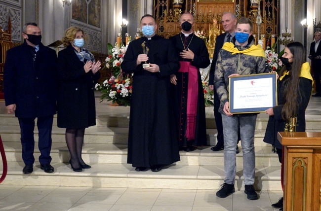 2021.10.15 - Przyznano nagrody Viventi Caritate, upamiętniającej bp. Jana Chrapka.