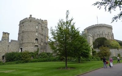 Intruz, który dostał się z kuszą na teren zamku Windsor, zapowiadał zabicie królowej