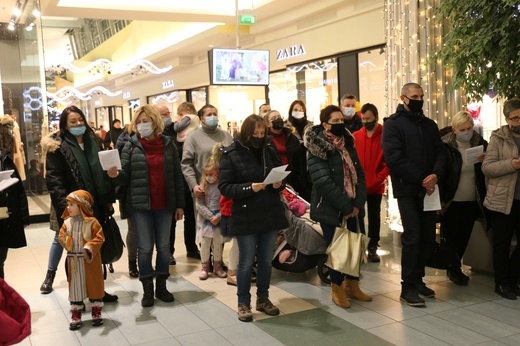 Katowice. Spotkanie kolędowe w centrum handlowym