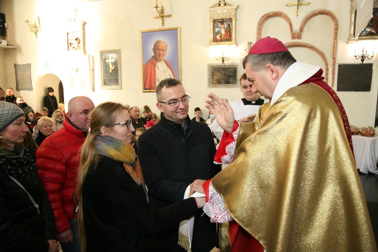 Małżonkowie odnowili przysięgę małżeńską w obecności bp. Wojciecha Osiala, który pobłogosławił im na dalsze lata wspólnej wędrówki do świętości.