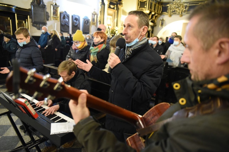 Moment uwielbienia po Komunii św.