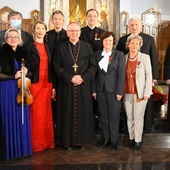 Odznaczony Robert Grudzień stoi w drugim rzędzie trzeci od prawej. W środku abp Stanisław Budzik.