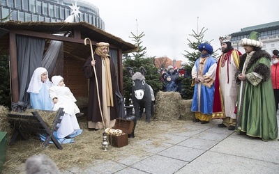 Podobnie jak w ubiegłych latach uczestnicy przejdą przed stajenkę na pl. Piłsudskiego.