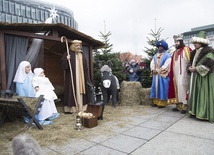 Podobnie jak w ubiegłych latach uczestnicy przejdą przed stajenkę na pl. Piłsudskiego.