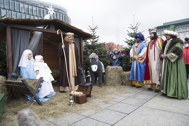 Podobnie jak w ubiegłych latach uczestnicy przejdą przed stajenkę na pl. Piłsudskiego.