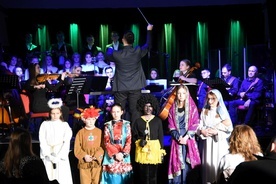 Podczas koncertu z krótką scenką wystąpili kolędnicy misyjnii. 