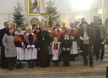 Bp Stanisław Salaterski z przedstawicielami parafii.