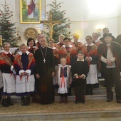 Bp Stanisław Salaterski z przedstawicielami parafii.