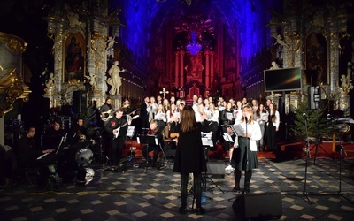 Hasłem koncertu były słowa zaczerpnięte z liturgii godzin - "Tobie chwała, Narodzony".