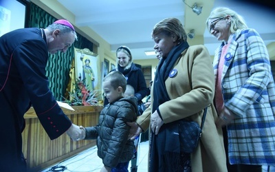 Emil, który przeszedł 120 km, odbiera gratulacje i certyfikat od bp. Jeża.